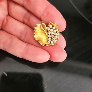 Vintage KRAMER Signed Rhinestone  Gold Tone Leaf Clip On Earrings 1"